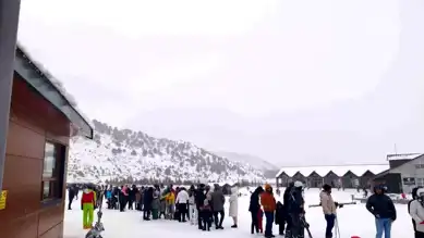 Davraz Kayak Merkezi Sezonu Açtı: 18 Bin Ziyaretçi!