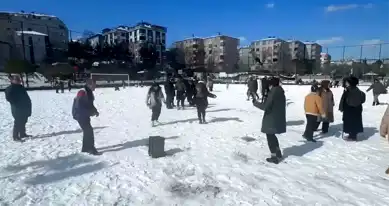 Eyüpsultan'da Kar Keyfi: Çocuklar ve Vatandaşlar Eğlendi!
