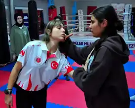Muay Thai Antrenörü, Kız Öğrencilere Kendini Savunma Öğretiyor
