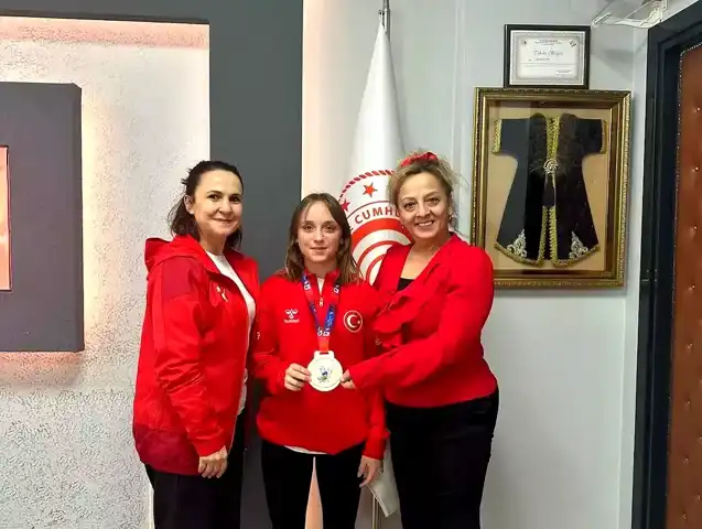 Ayşenaz Tosun'a Dünya 3.'lüğü Tebriği
