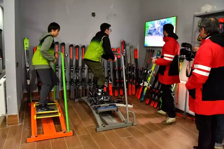 Uludağ'da Kar Yok, Kayak Takımı Salonda Antrenman Yapıyor!
