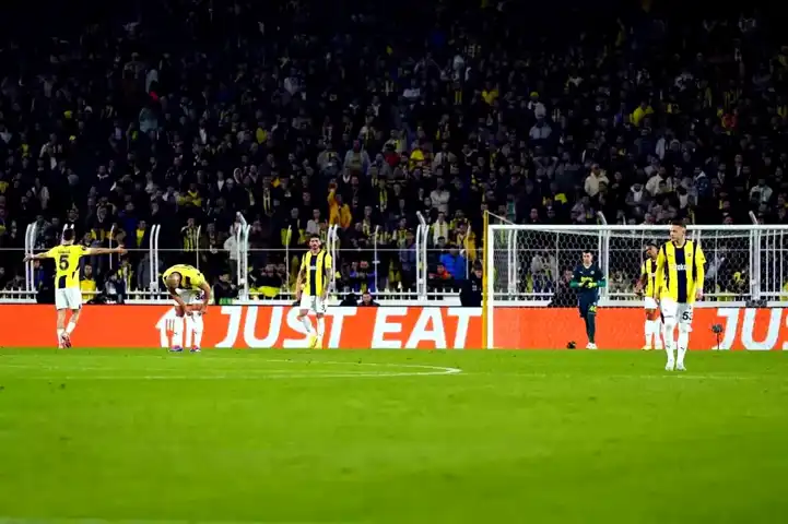 Samet Akaydın'a Fenerbahçe Tribünlerinden Tepki!